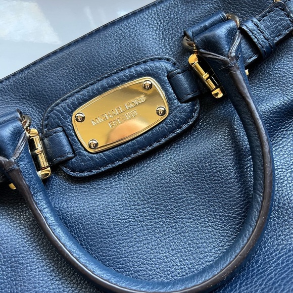 MICHAEL KORS Hamilton Belted Convertible Tote in Pebbled Navy Leather - Picture 6 of 12